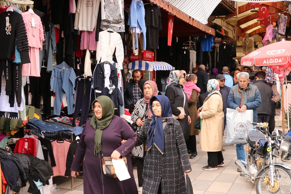 Kilis'te Ramazan Bayramı dolayısıyla arife günü alışveriş yoğunluğu yaşanıyor.