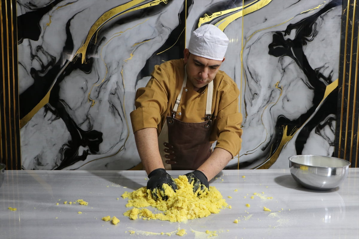 Kilis'te Ramazan Bayramı'nda misafirlere ikram edilen gerebiç tatlısının yapımına başlandı.