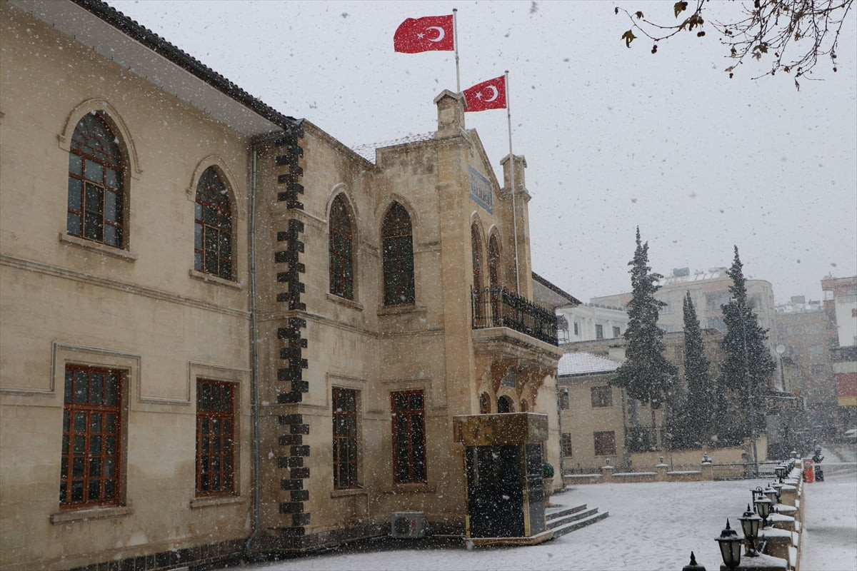 Kilis'te sabah saatlerinde başlayan kar yağışı etkisini sürdürdü.