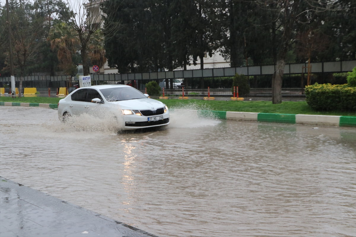 Kilis'te sağanak günlük yaşamı olumsuz etkiledi.