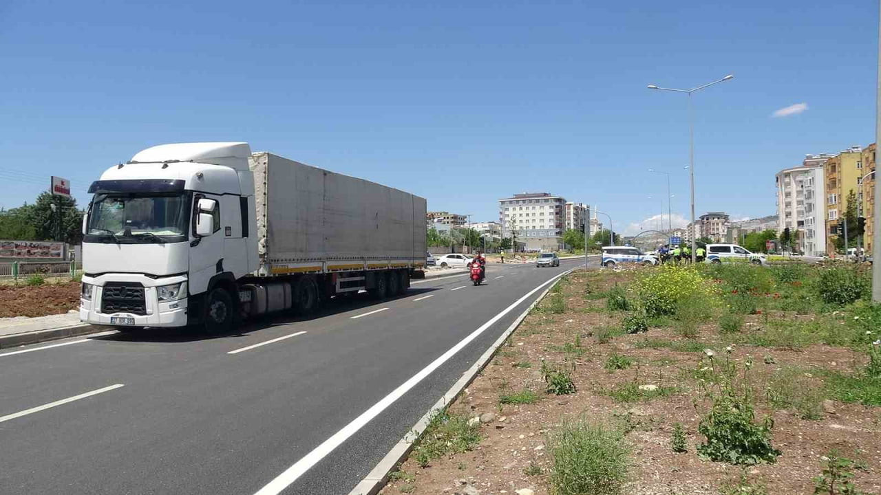 KİLİS'TE TIR İLE MOTOSİKLETİN ÇARPIŞTIĞI KAZADA 2 KİŞİ AĞIR YARALANDI