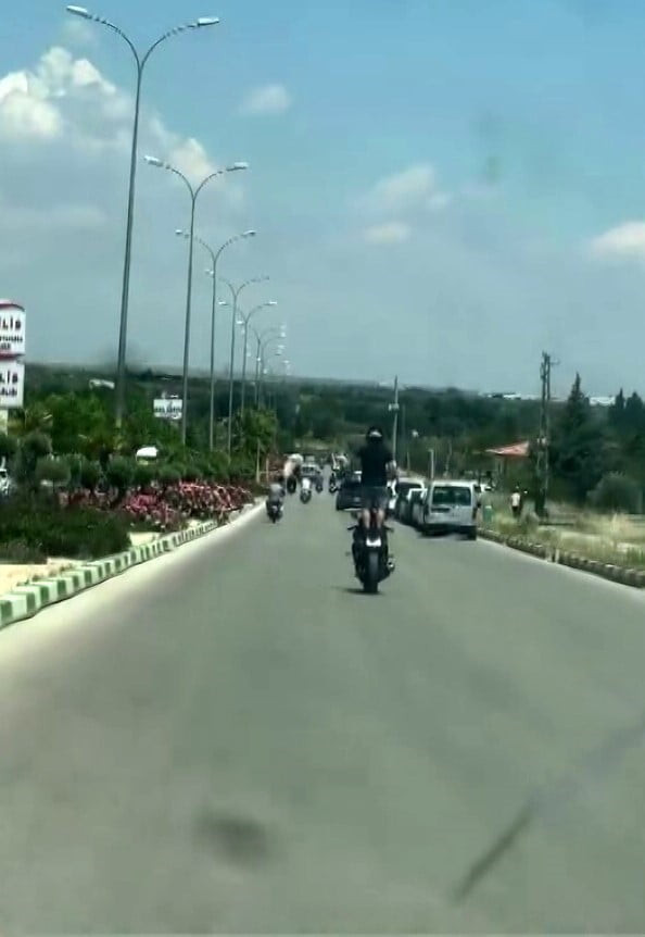 KİLİS'TE TRAFİKTE SEYİR HALİNDEYKEN AYAĞA KALKARAK AKROBATİK HAREKETLER YAPAN MOTOSİKLET...