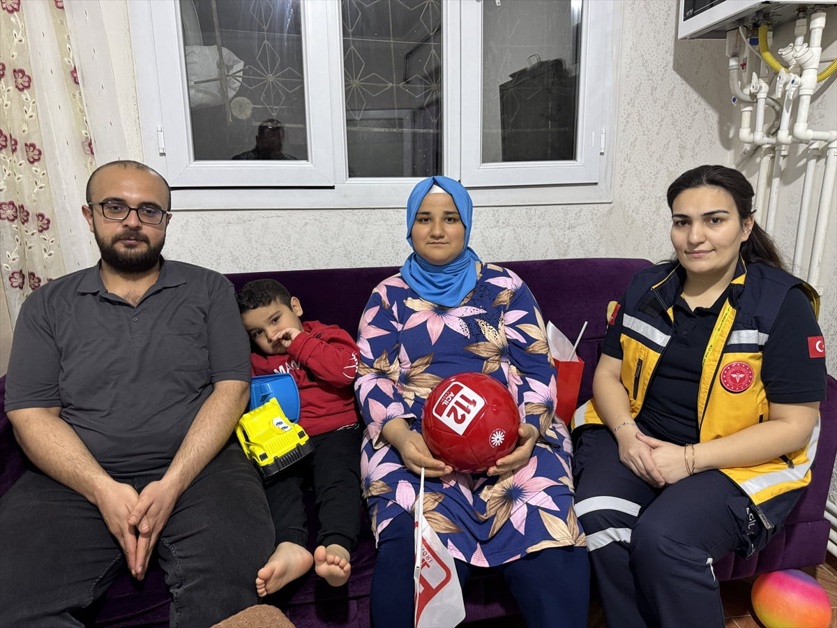 Kilis'te uykuda kustuğu için boğulma tehlikesi geçiren 3 yaşındaki çocuk, babasının 112 Acil Çağrı...