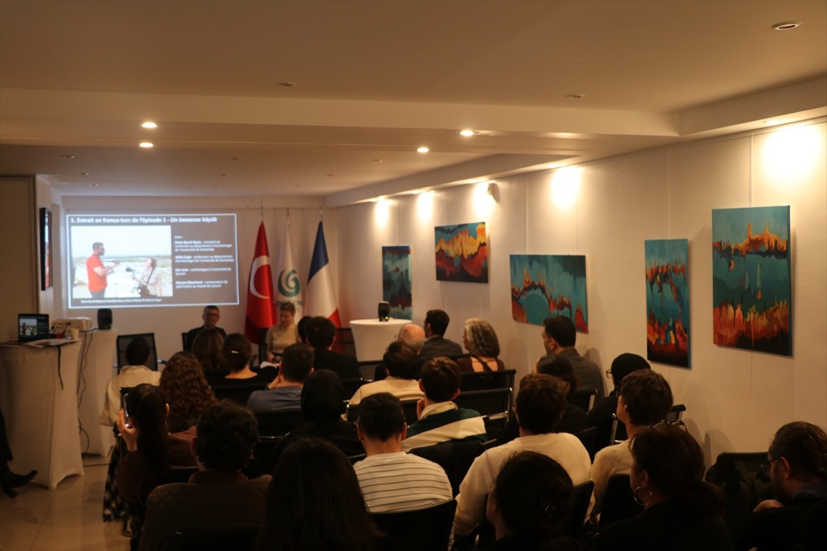 Kilis'teki Oylum Höyük'teki arkeolojik kazılara ve bölgedeki zanaatlara ışık tutan çift dilli...