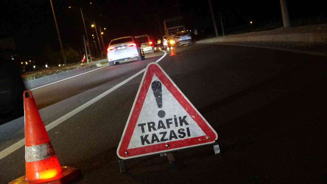 KİLİS’TE MOTOSİKLET İLE OTOMOBİL ÇARPIŞTI: 2 YARALI