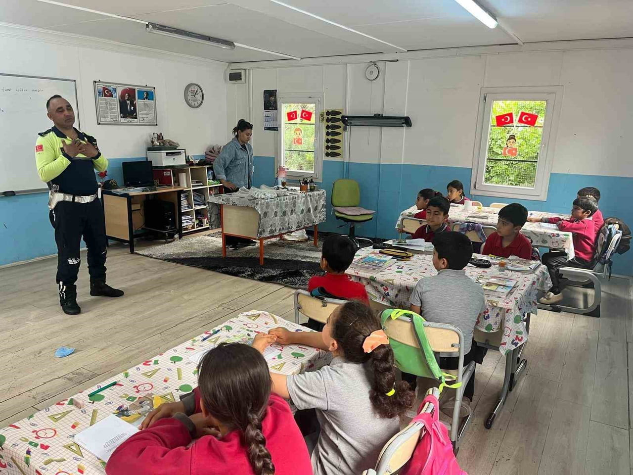 KİLİS’TE ÖĞRENCİLERE TRAFİK EĞİTİMİ VERİLDİ, SERVİS ARAÇLARI DENETLENDİ