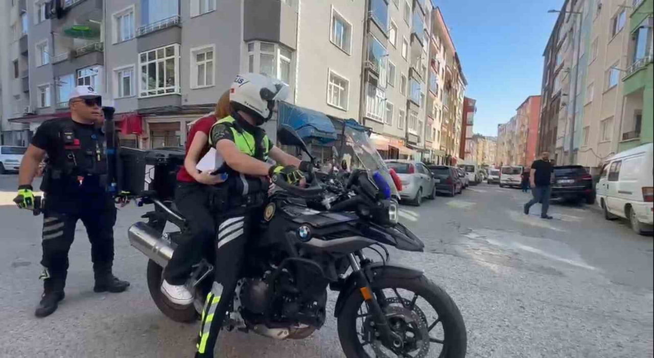 KİMLİĞİNİ EVDE UNUTTUĞUNU SON ANDA FARK EDEN ÖĞRENCİNİN YARDIMINA MOTORİZE POLİS EKİPLERİ...