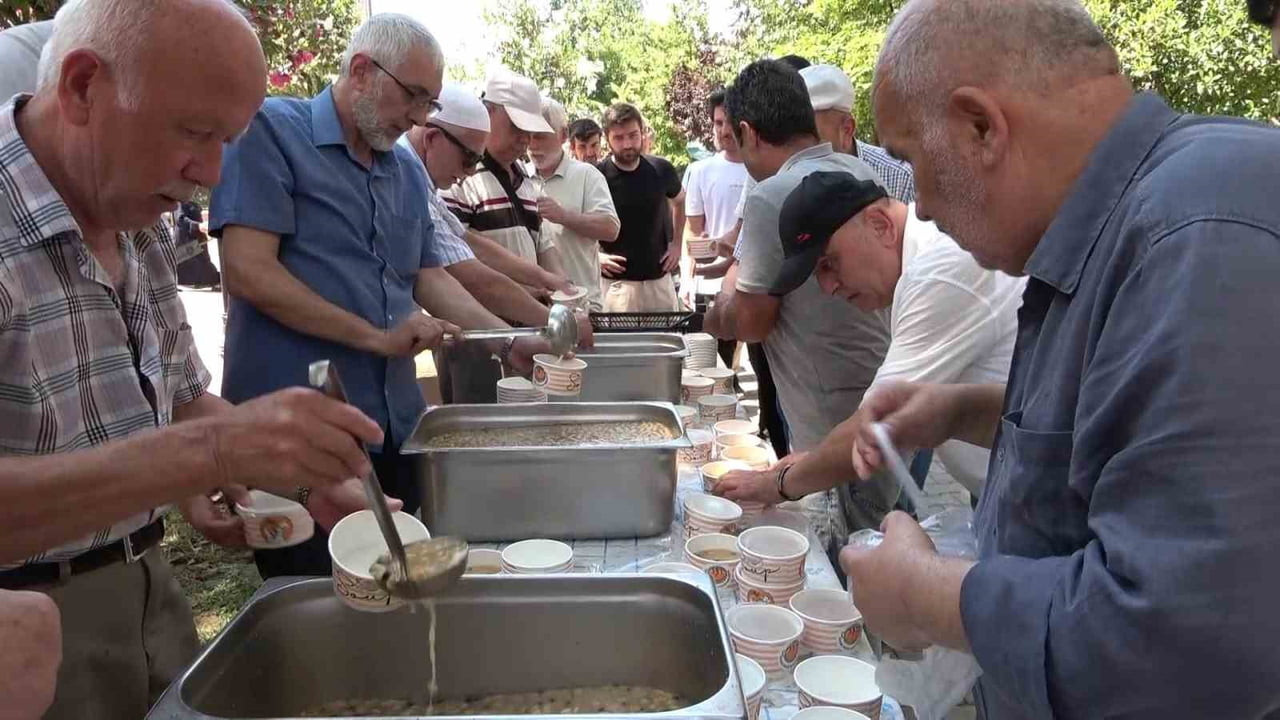 KİREMİTÇİ SİNANBEY CAMİİ TAMİR VE YAŞATMA DERNEĞİ TARAFINDAN CUMA NAMAZI SONRASI AŞURE İKRAM...