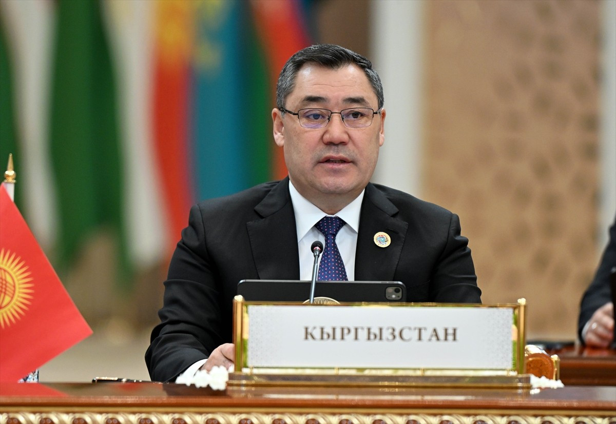 Kırgızistan Cumhurbaşkanı Sadır Caparov (fotoğrafta), Özbekistan Cumhurbaşkanı Şevket...