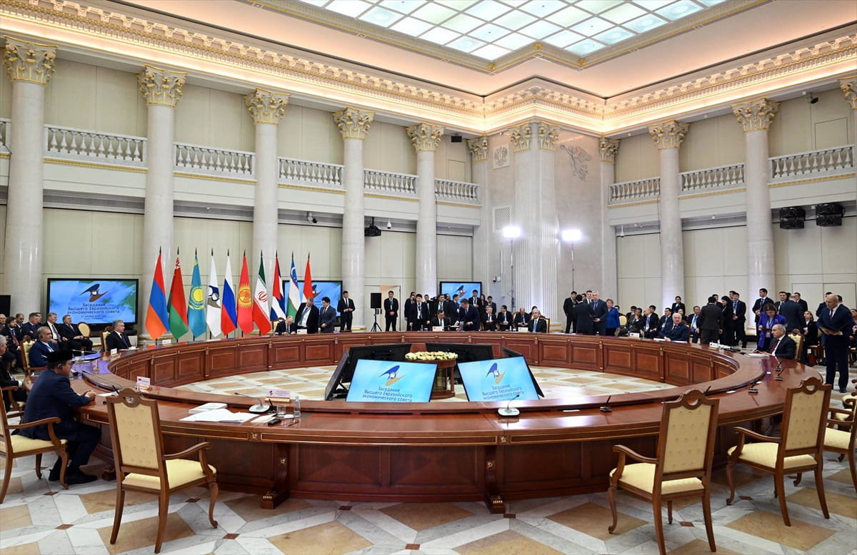 Kırgızistan Cumhurbaşkanı Sadır Caparov, Rusya’nın St. Petersburg kentinde Boris Yeltsin adını...
