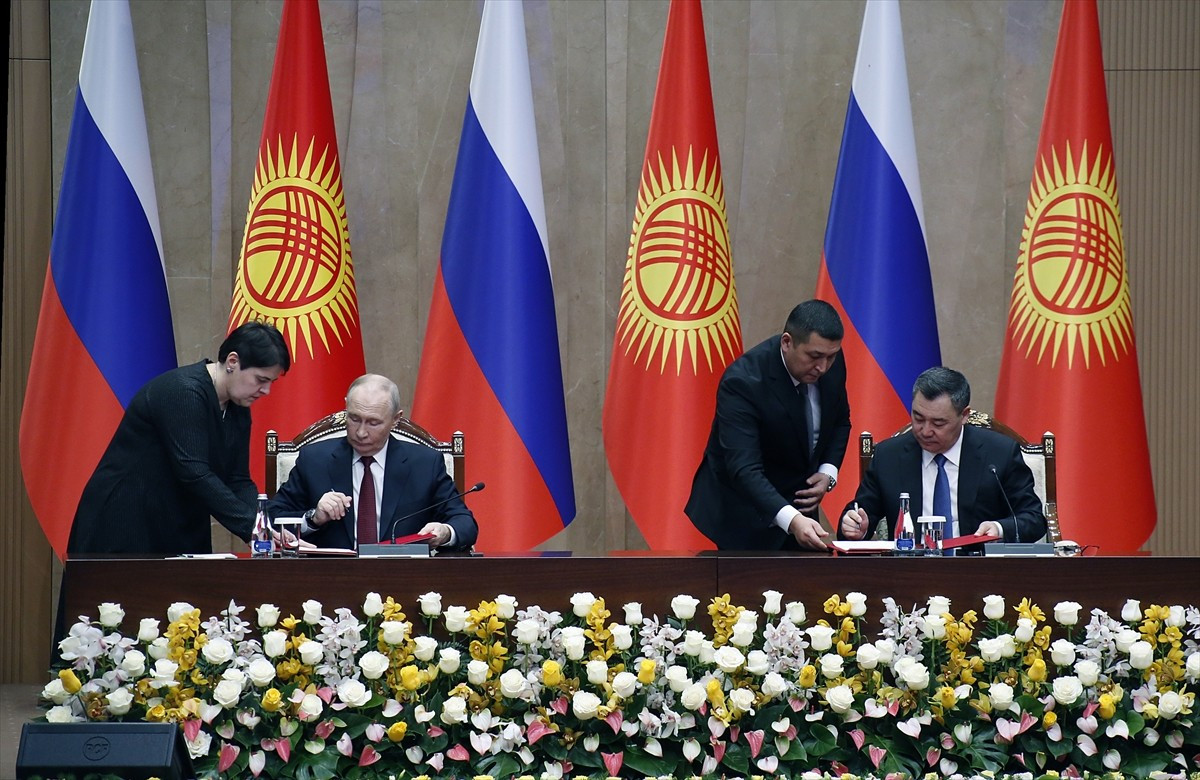 Kırgızistan Cumhurbaşkanı Sadır Caparov (sağda) ve Rusya Devlet Başkanı Vladimir Putin (solda)...
