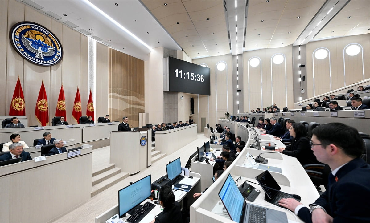 Kırgızistan Cumhurbaşkanı Sadır Caparov tarafından atanan 7 bakan ve 1 komite başkanı, Meclis...