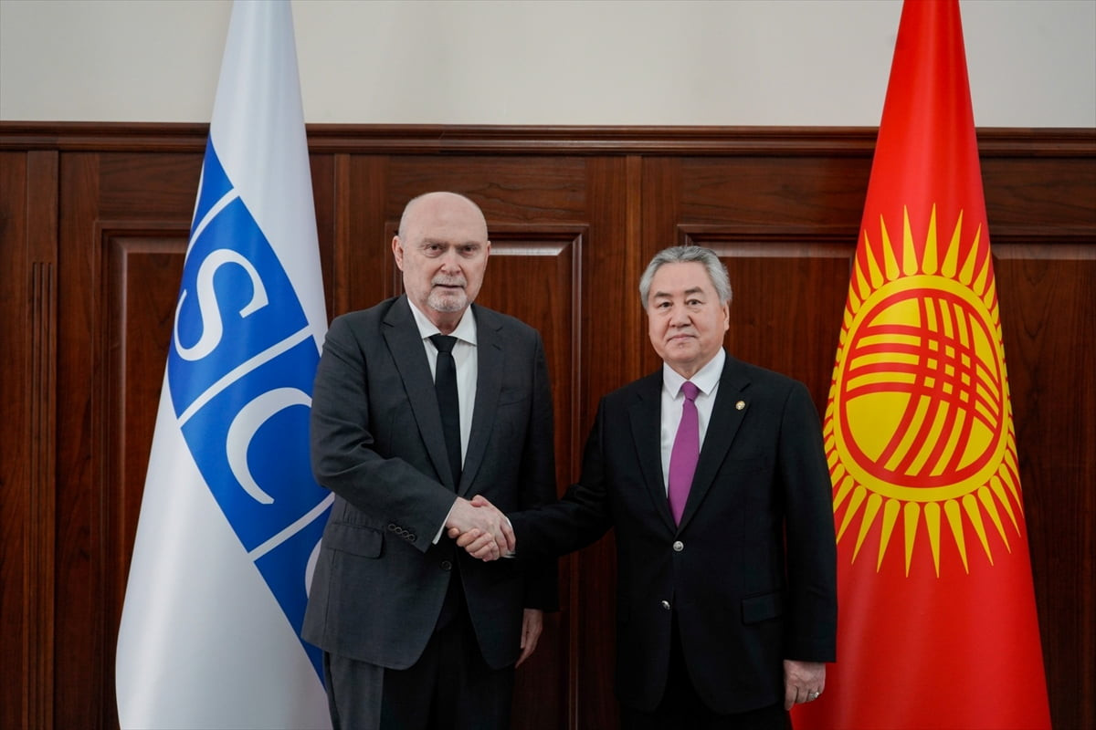Kırgızistan Dışişleri Bakanı Ceenbek Kulubayev (sağda), Avrupa Güvenlik ve İşbirliği Teşkilatı...