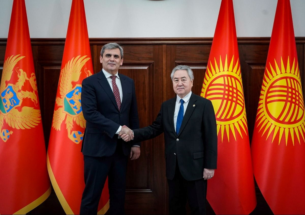 Kırgızistan Dışişleri Bakanı Ceenbek Kulubayev (sağda) ile Karadağ Başbakan Yardımcısı ve...