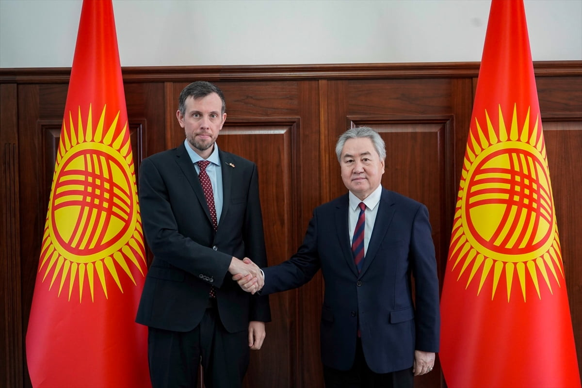 Kırgızistan Dışişleri Bakanı Ceenbek Kulubayev (sağda), İngiltere'nin Bişkek Büyükelçisi Nicholas...