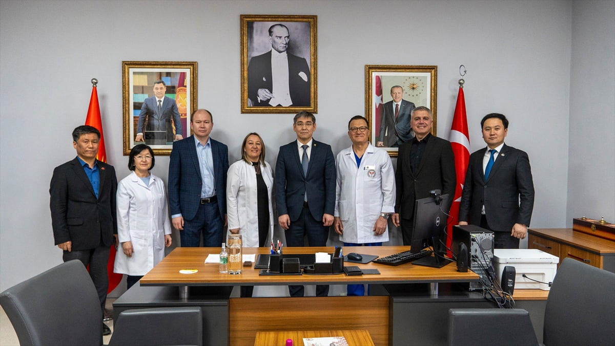 Kırgızistan Sağlık Bakanı Damirbek Osmonov (sağ 4), başkent Bişkek’te Cumhurbaşkanı Recep Tayyip...