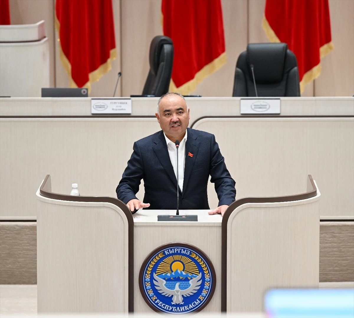 Kırgızistan'da 8. dönem milletvekilleri, düzenlenen ilk Genel Kurul oturumunda Nurlanbek Turgunbek...