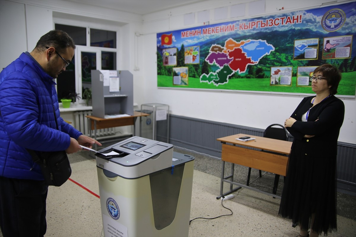 Kırgızistan'da bugün yapılan erken milletvekili genel seçimlerinde oy verme işlemi...
