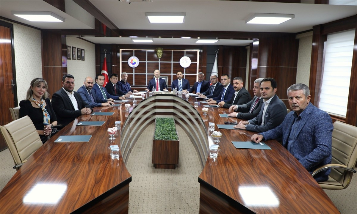 Kırgızistan'ın Ankara Büyükelçisi Ruslan Kazakbaev, Sivas Ticaret Borsasını ziyaret etti....