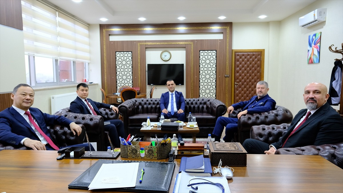 Kırgızistan'ın Ankara Büyükelçisi Ruslan Kazakbaev (solda), Sivas Cumhuriyet Üniversitesi Rektör...