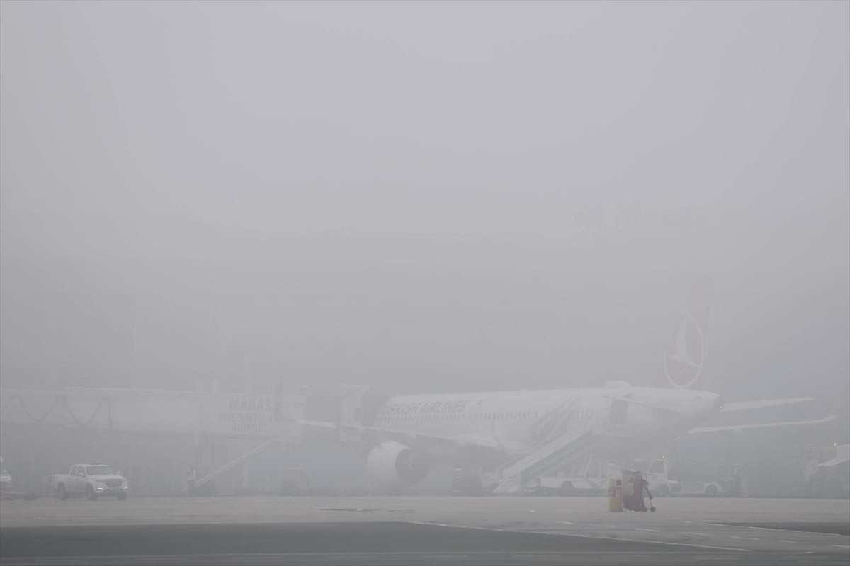 Kırgızistan'ın başkenti Bişkek'i etkisi altına alan yoğun sis, Uluslararası Manas Havalimanı'nda...