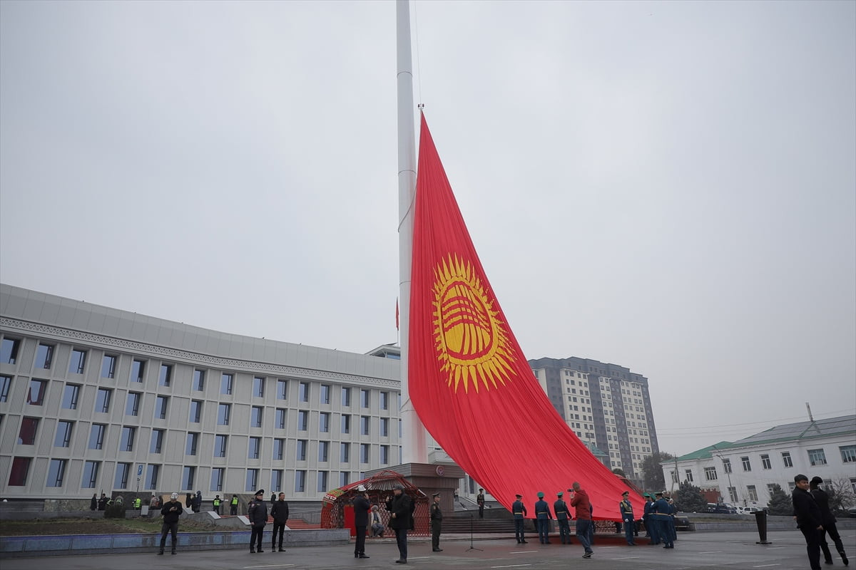 Kırgızistan'ın ikinci büyük şehri Oş'ta, 3 Mart Devlet Bayrak Günü dolayısıyla resmi tören...