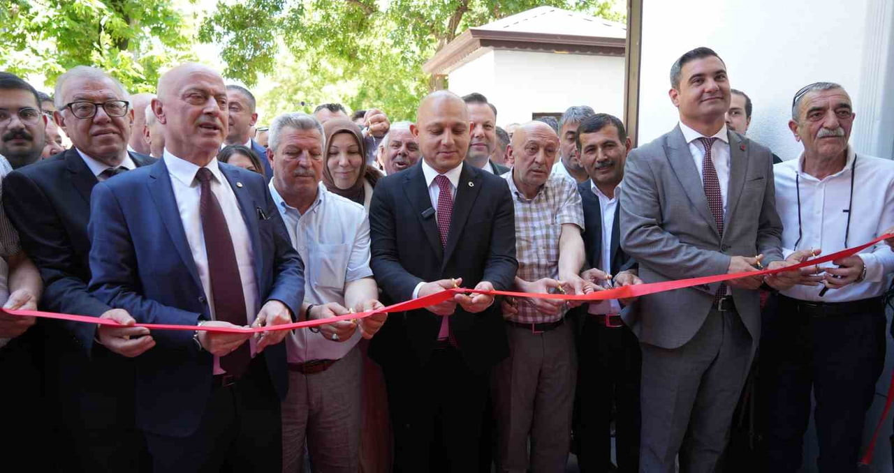 KIRIKKALE BELEDİYE BAŞKANI AHMET ÖNAL (SAĞDAN 4'ÜNCÜ), İKİNCİ MAKAM ODASININ DA YER ALDIĞI BİNAYI...