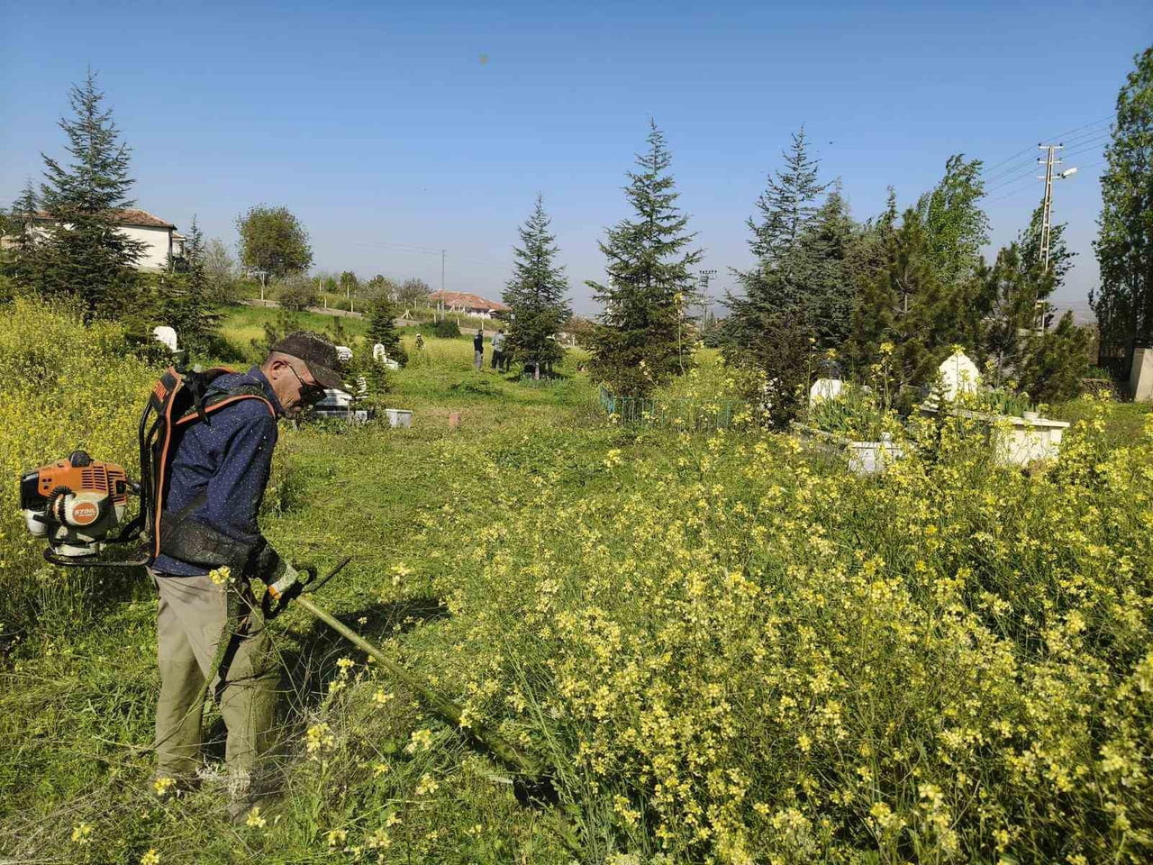 KIRIKKALE BELEDİYESİ EKİPLERİ, AŞAĞI MAHMUTLAR MAHALLESİ’NDE BULUNAN MEZARLIKTA OT BİÇME VE ÇEVRE...