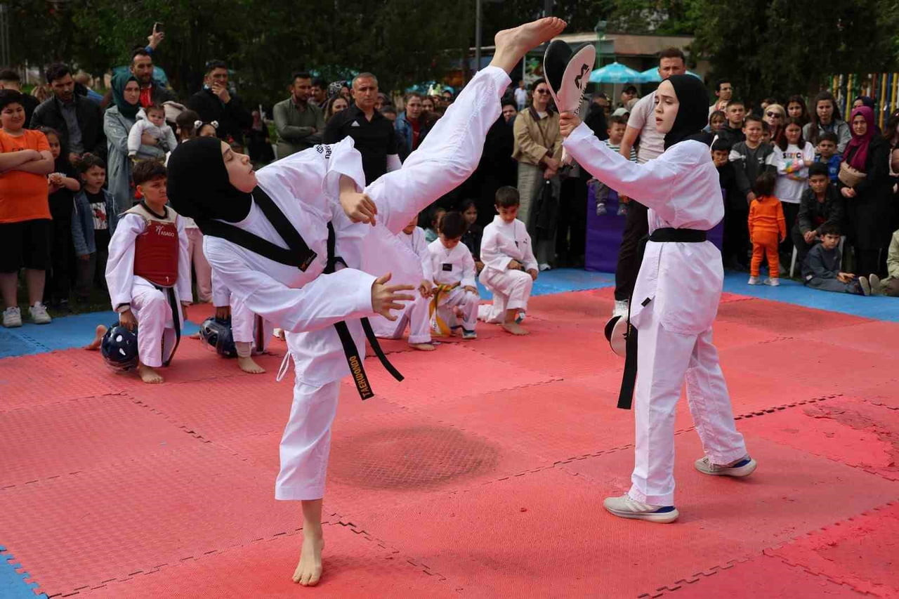 KIRIKKALE BELEDİYESİ TARAFINDAN DÜZENLENEN 19 MAYIS PROGRAMINDA, GENÇLER VE AMATÖR KULÜPLER...