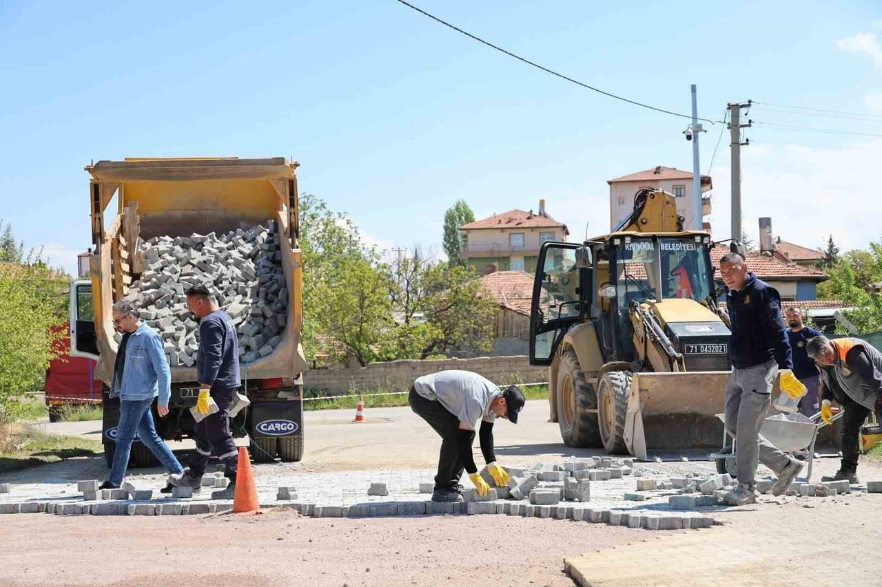 KIRIKKALE BELEDİYESİ TARAFINDAN ŞEHİR GENELİNDE SÜRDÜRÜLEN KİLİT PARKE VE ASFALT ÇALIŞMALARI...