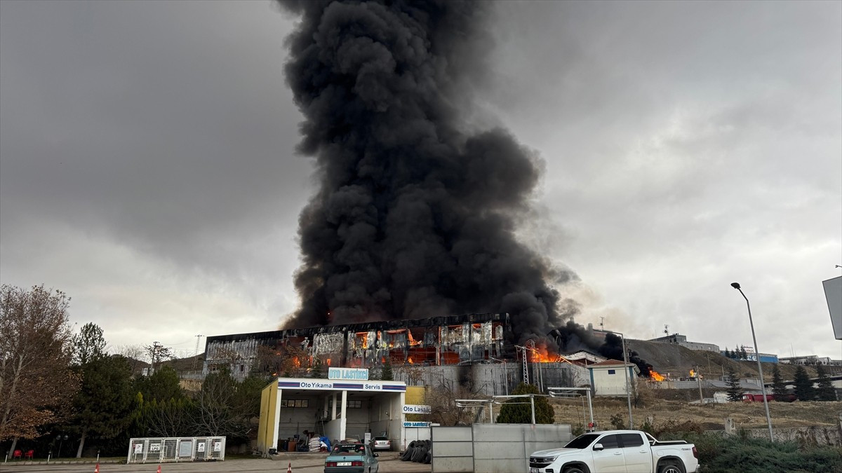 Kırıkkale Organize Sanayi Bölgesi'nde (OSB) bir fabrikada çıkan yangına ekiplerce müdahale...