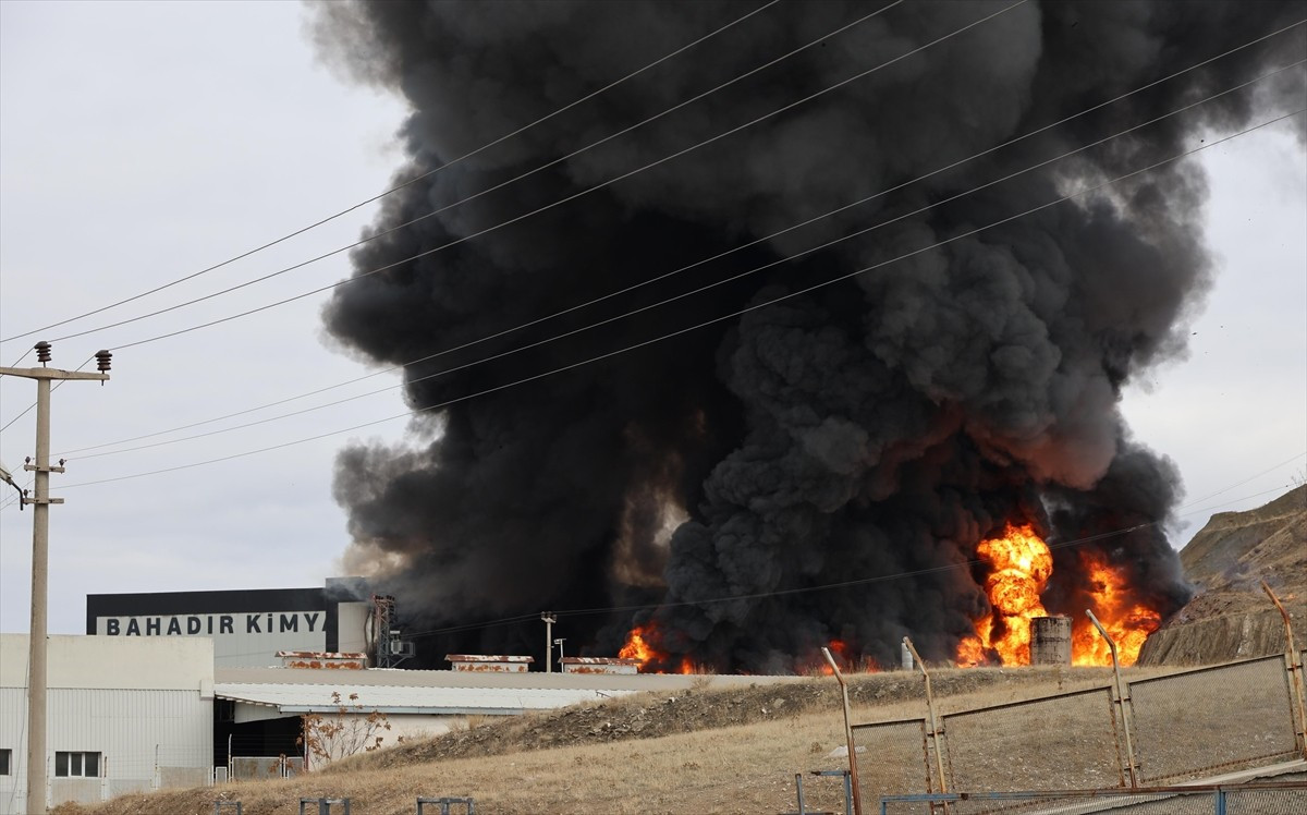 Kırıkkale Organize Sanayi Bölgesi'nde (OSB) bir fabrikada çıkan yangına ekiplerce müdahale...