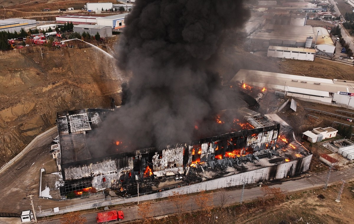 Kırıkkale Organize Sanayi Bölgesi'nde (OSB) bir fabrikada çıkan yangına ekiplerce müdahale...