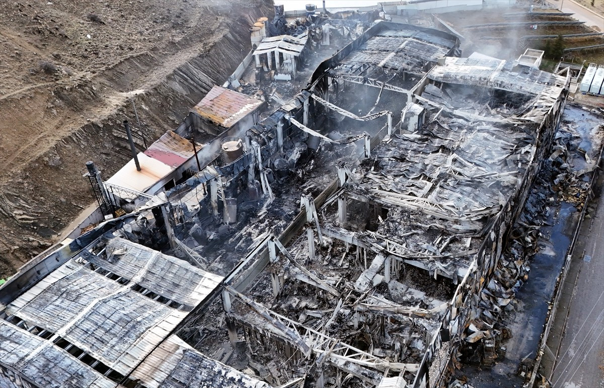 Kırıkkale Organize Sanayi Bölgesi'nde (OSB) bir fabrikanın madeni yağ üretimi yapılan bölümünde...