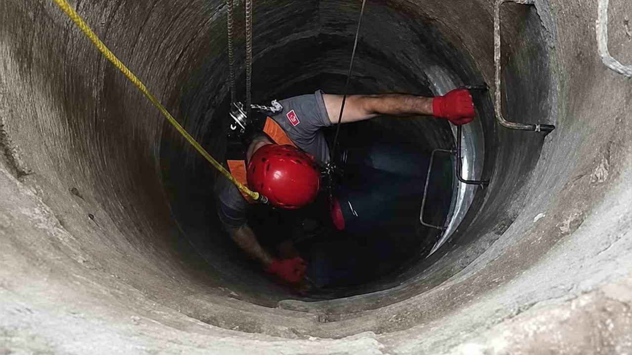 KIRIKKALE'DE 10 METRE DERİNLİKTEKİ KUYUYA DÜŞEN KEDİ, İTFAİYE EKİPLERİNCE KURTARILDI.