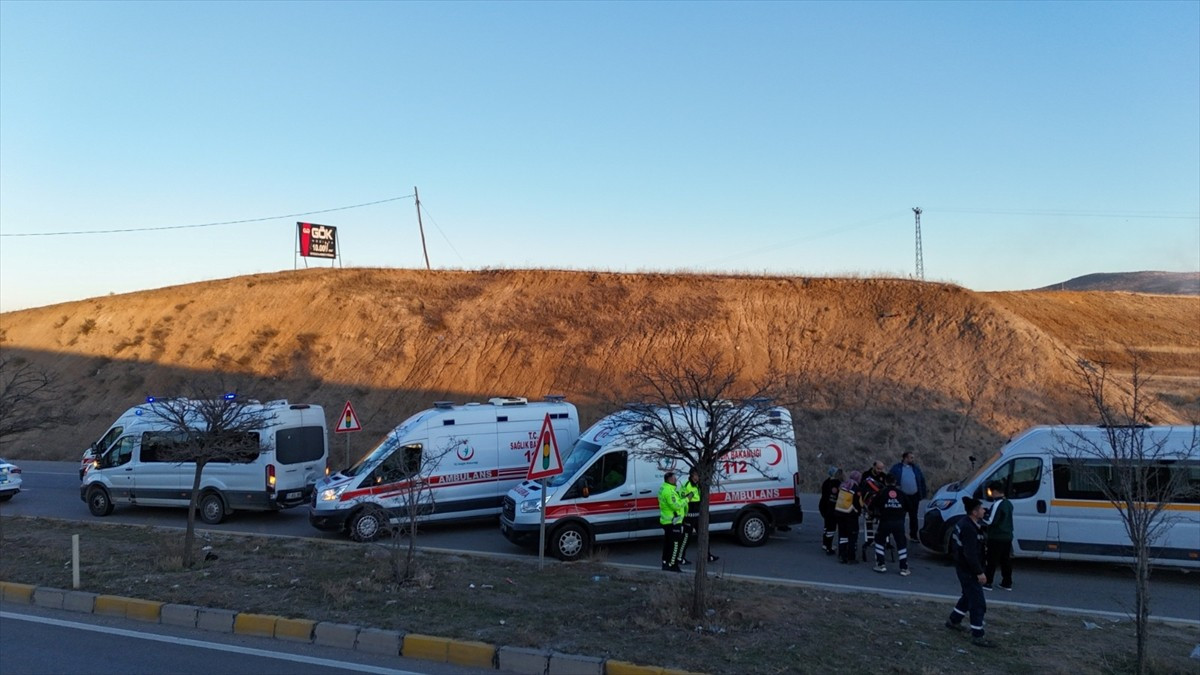 Kırıkkale'de 3 işçi servisinin çarpışması sonucu yaralanan 10 kişi tedavi altına alındı. Kaza...