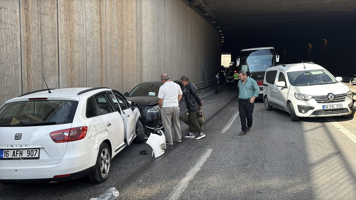 Kırıkkale'de 4 aracın karıştığı trafik kazasında yaralanan 4 kişi tedavi altına alındı.