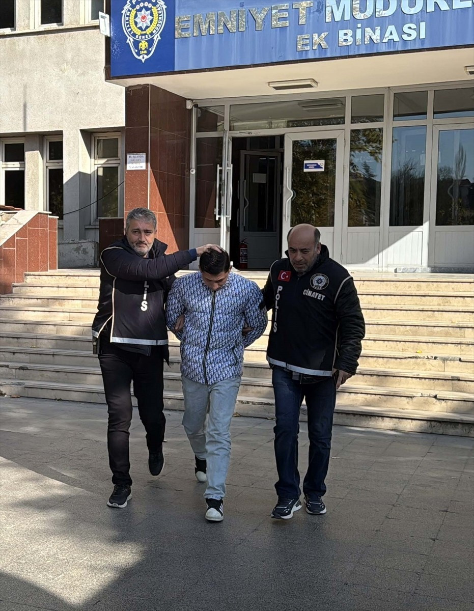 Kırıkkale'de bir kişinin bıçakla yaralanması güvenlik kamerasınca kaydedildi. Emniyetteki...