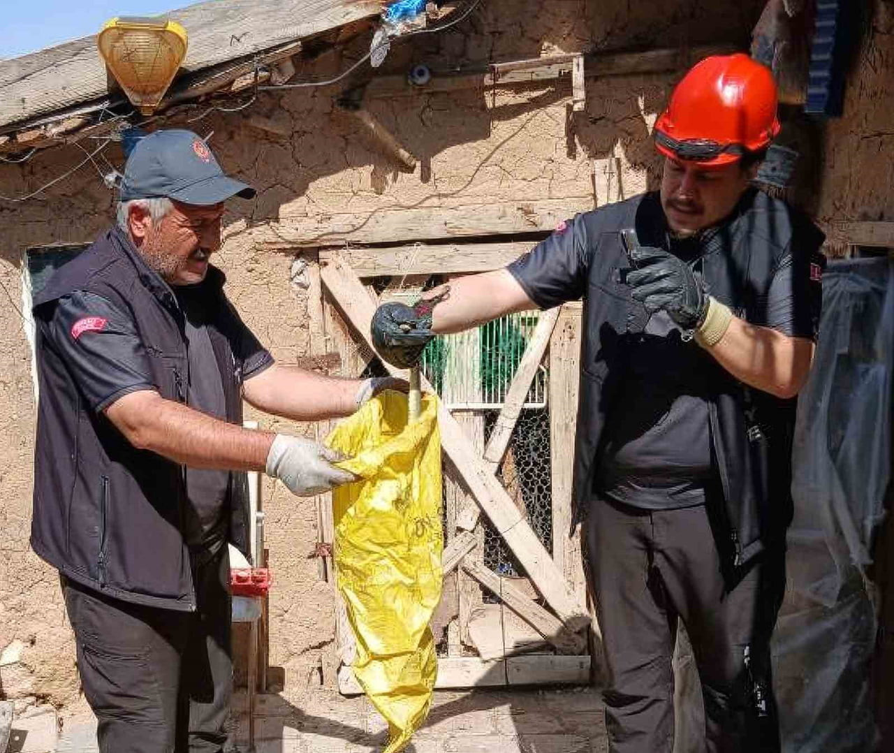 KIRIKKALE'DE BİR KÜMESE GİREN YILAN, İTFAİYE EKİPLERİ TARAFINDAN ÇIKARILARAK DOĞAL YAŞAM ALANINA...