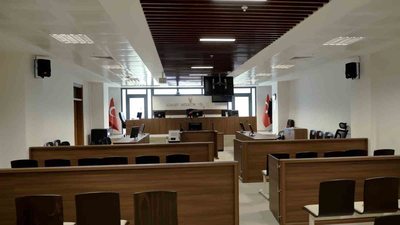 KIRIKKALE'DE BOŞANMA AŞAMASINDAKİ GELİNİNİ İLE ONUN KIZ KARDEŞİNİ AVUKATLIK BÜROSUNDA TABANCAYLA...