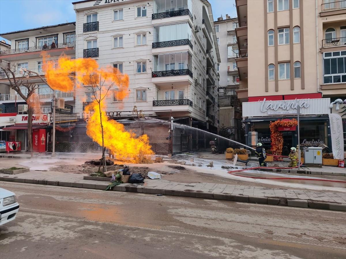 Kırıkkale'de caddede yapılan çalışma esnasında doğal gaz borusunun patlaması sonucu 1 işçi...