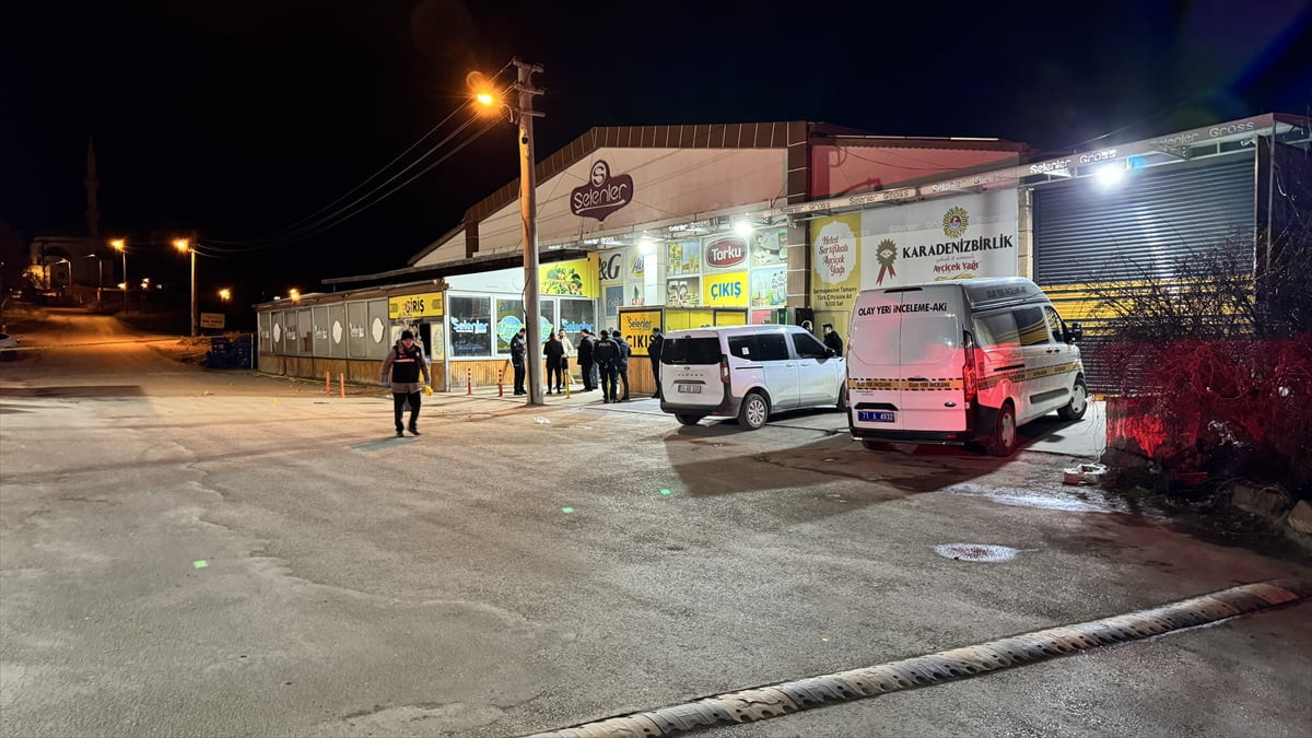 Kırıkkale'de çıkan silahlı kavgada, bir kişi tabancayla kazayla kendini ve yeğenini yaraladı....