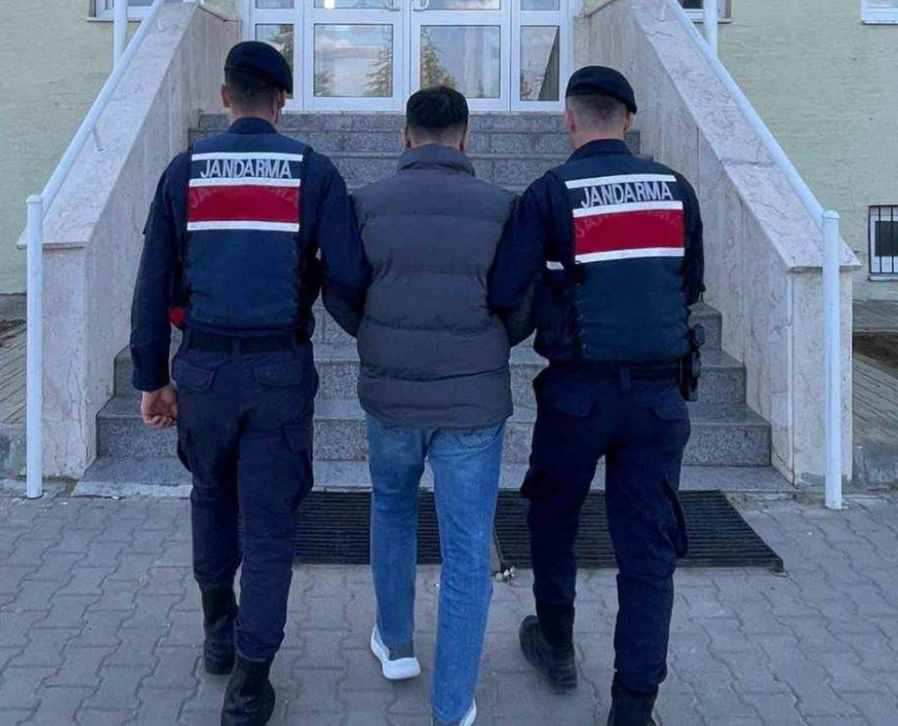 KIRIKKALE'DE FETÖ'YE ÜYE OLMA SUÇUNDAN HAKKINDA KESİNLEŞMİŞ 6 YIL 3 AY HAPİS CEZASI BULUNAN...