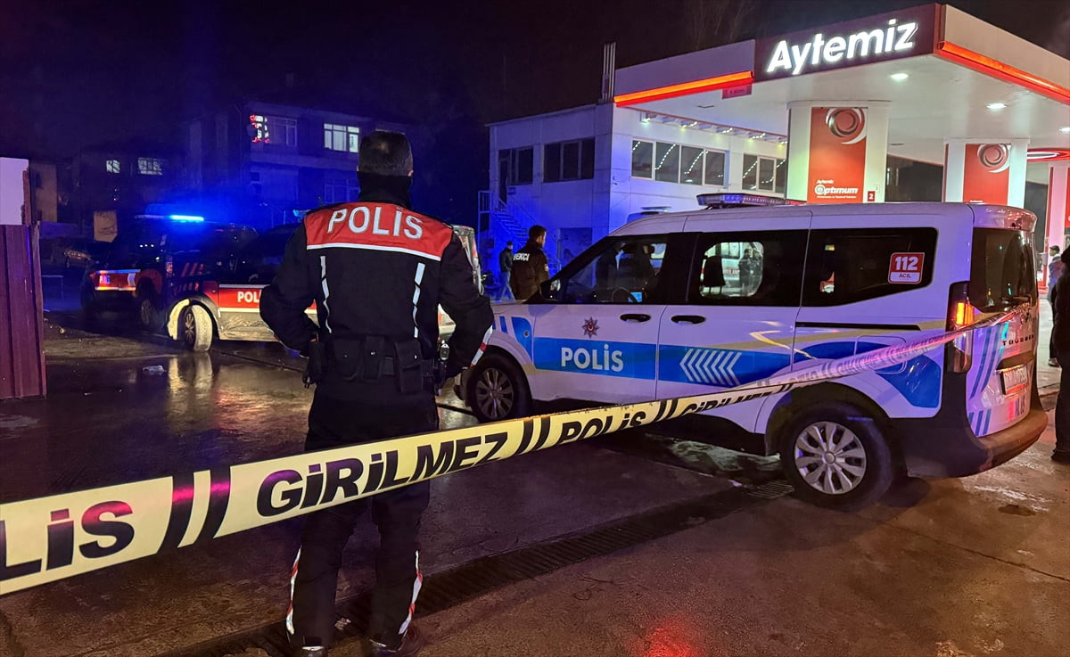 Kırıkkale'de iki grup arasında çıkan silahlı ve bıçaklı kavgada 3 kişi yaralandı. Polis ekipleri...