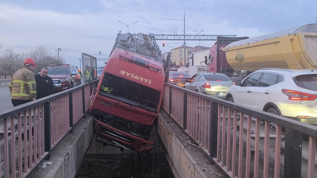 Kırıkkale'de iki köprünün demir korkulukları arasında asılı kalan itfaiye aracındaki 3 görevli...