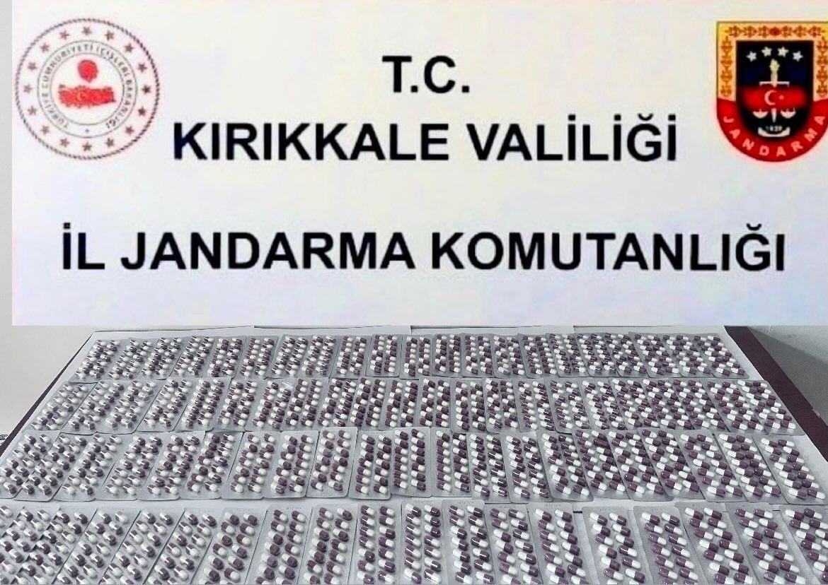 KIRIKKALE'DE JANDARMA EKİPLERİNCE MOTOSİKLETTE YAPILAN ARAMADA BİN 161 ADET SENTETİK ECZA HAP ELE...