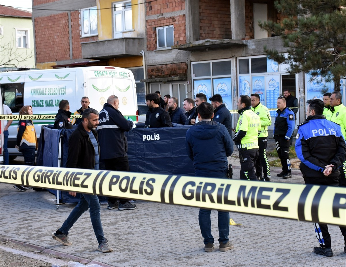 Kırıkkale'de kamyonun çarptığı yaşlı kadın hayatını kaybetti. Olay yerine sağlık ve polis ekipleri...