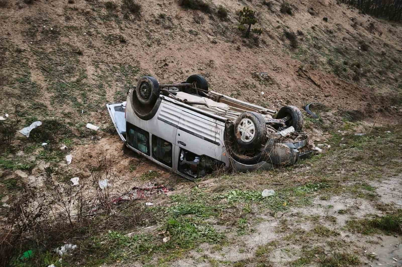 KIRIKKALE'DE KONTROLDEN ÇIKAN HAFİF TİCARİ ARACIN ŞARAMPOLE TAKLA ATTIĞI KAZADA AYNI AİLEDEN 4...