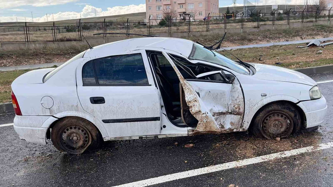 KIRIKKALE'DE KONTROLDEN ÇIKAN OTOMOBİLİN TAKLA ATTIĞI KAZADA 2 KİŞİ YARALANDI.