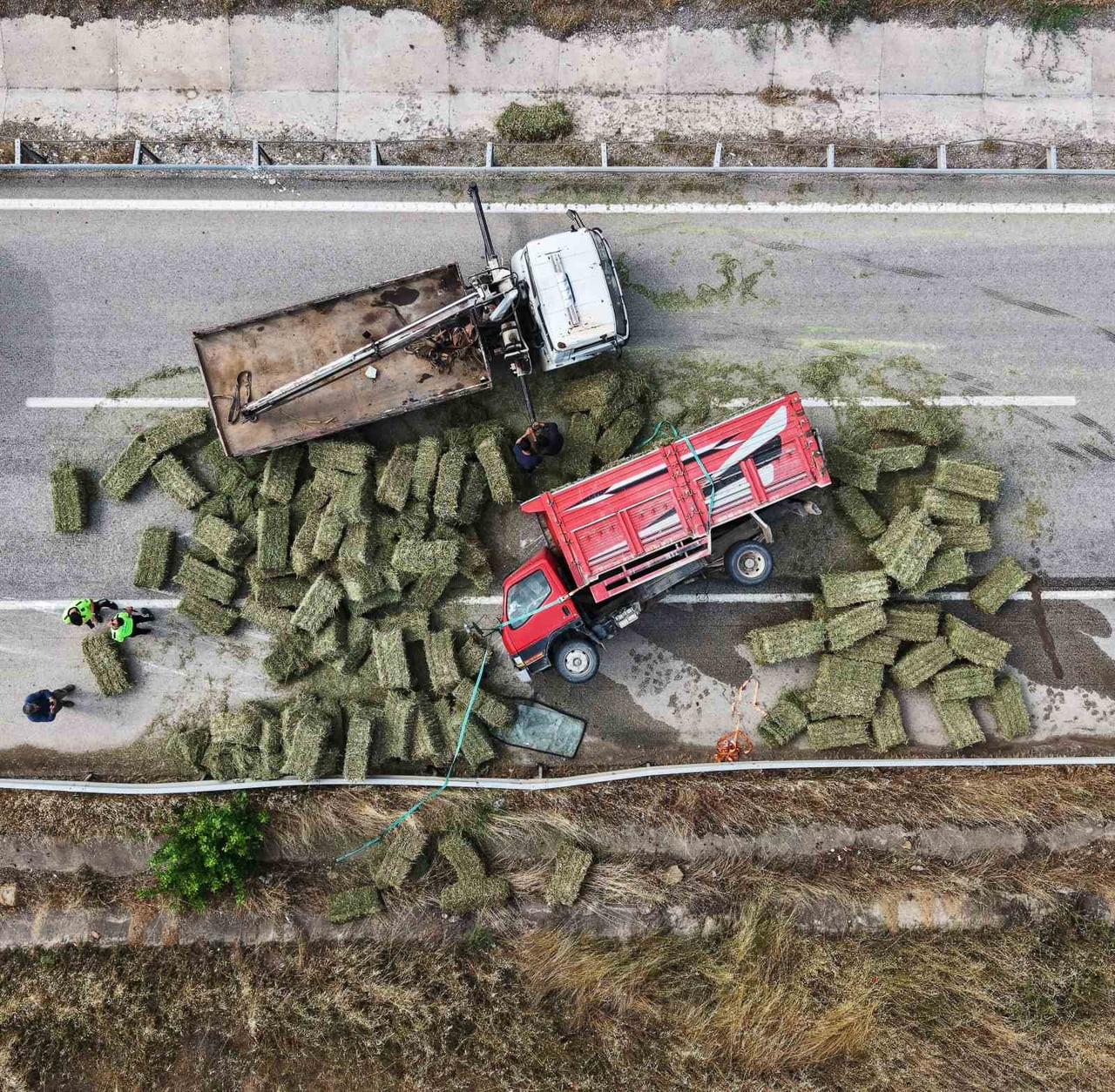KIRIKKALE'DE OT BALYASI YÜKLÜ KAMYONUN DEVRİLMESİYLE ANKARA İSTİKAMETİ BİR SÜRE TRAFİĞE...